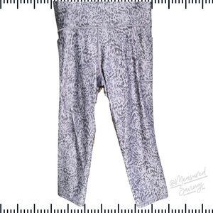 Athleta (EUC-Medium) Violet Liquid Petals Salutation Stash Capri Leggings